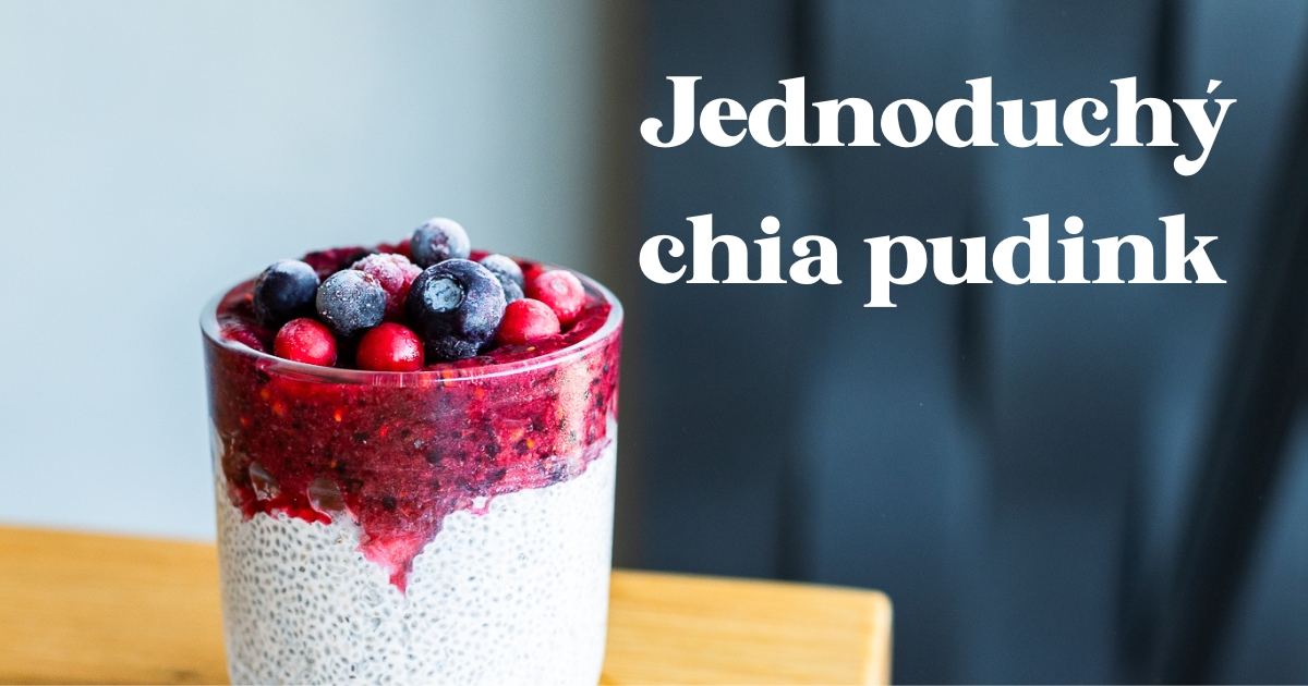 Chia pudink vás na dlouhou dobu zasytí a tělu dodá rychle potřebné vitamíny a minerály. Navíc si na něm pochutnají i děti. Jen si dejte pozor na správný poměr mléka a semínek. Pudink v létě ozdobte mraženým ovocem, v zimě zase rozvařeným.