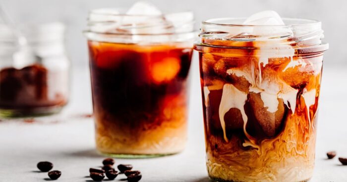 Zkuste výběrovou kávu OchutnejOřech s kombinací lahodného mandlového mléka.