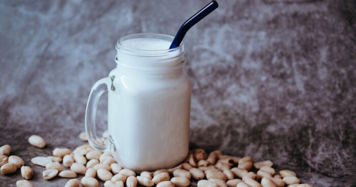 Pokud se vám v arašídové mléko v ledničce oddělí (voda nahoře, bílá hmota na dně), pouze mléko před použitím protřepejte. U čerstvých rostlinných mlék bez přísad je to běžný jev. 