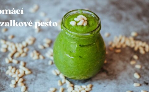 Domácí bazalkové pesto z čerstvé bazalky. Letní rychlý recept do 5 minut.