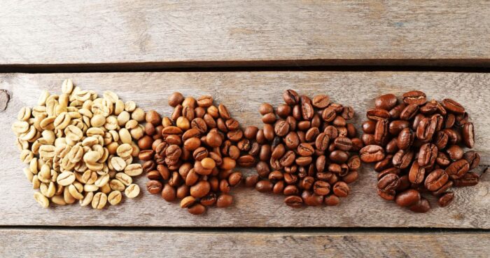 Levnější kávová zrna jsou častěji vysoce pražena až do velmi tmavých odstínů, aby byla chuť intenzivnější a potlačily se případné nedostatky kávových zrn.   