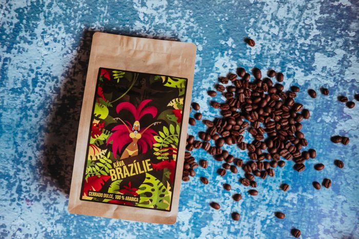 Výběrová jednodruhová káva z Brazílie. Vyznačuje příjemnou čokoládovou vůní a chutí s lehkými oříškovými tóny. 