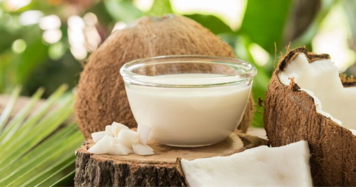 Kokosová voda je často zaměňována s kokosovým mlékem. 