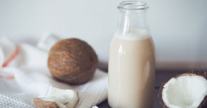 Domácí kokosové mléko je levnější oproti kupovanému rostlinnému mléku.