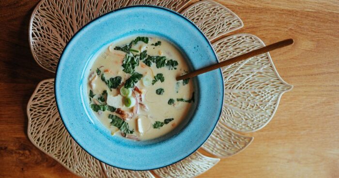 Pod názvem Tom Kha Gai se skrývá thajská polévka tradičně vyrobená z kokosového mléka, koření, citronové trávy, kořene galangal, thajské rybí omáčky a thajské chilli pasty.