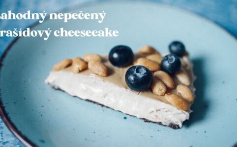 Arašídový nepečený cheesecake s burákovým máslem.