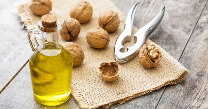 Věděli jste, že se vyrábí i olej z vlašských ořechů? Skvěle se hodí o do kosmetiky i na vaření. 