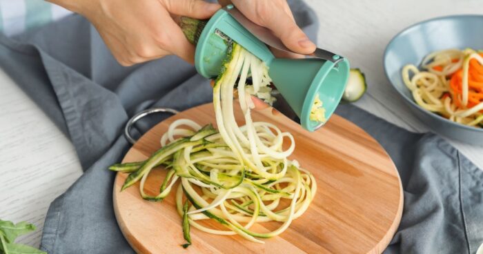 Spiralizéru se také říká špagetovač, je to stroj, který vám udělá zeleninové spirály místo špaget.