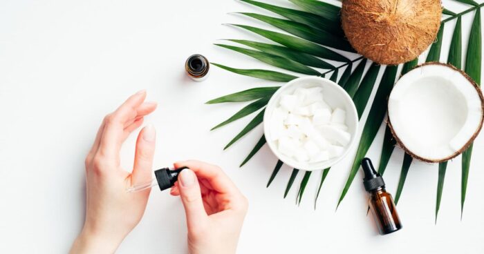 Jak používat kokosový olej v kosmetice? Lze ho použít k odlíčení nebo hydrataci pokožky. 