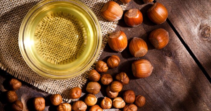 Olej z lískových ořechů lisovaný za studena lze považovat za vynikající jedlý olej, který může být vhodnou alternativou k ostatním rostlinným olejům. 

