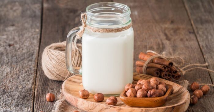 Lískooříškové mléko si snadno vyrobíte i doma. Rostlinné mléko má pozitivní vliv na zdraví.