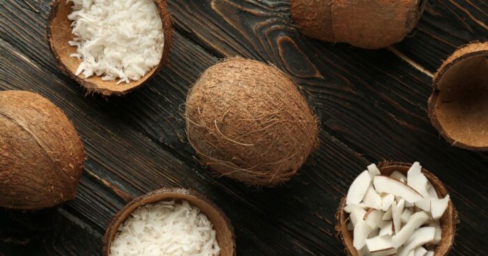 Exotický kokos je plný vitamínů a minerálů. U nás ho najdete v různých variantách, ať už máte rádi kokosky, kokosové kostky v čokoládě nebo kokosové lupínky, přijdete si na své.