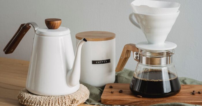 Překapávaná káva, též drip nebo také pour over je jedním z alternativních způsobů přípravy kávy. (Zdroj): Wiki)