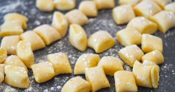 Gnocchi (noky či ňoky) jsou výrobky ve tvaru malých knedlíčků z bramborového nebo kukuřičného těsta. 