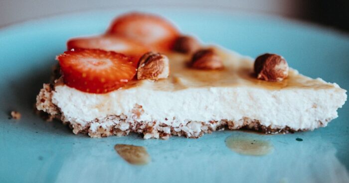 Tvarohový fitness cheesecake s lískovými ořechy je skvělým spojením zdravého a lahodného, kde se krémovost tvarohu snoubí s jemnou ořechovou křupavostí, vytvářející dokonalou harmonii nízkokalorického dezertu.





