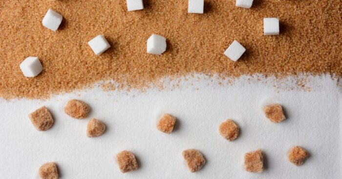 Jak je zdravý třtinový cukr? Hnědý cukr se vyrábí z řepy, takže vlastně úplně stejně jako bílý cukr a třtinový cukr je vyrobený z cukrové třtiny.