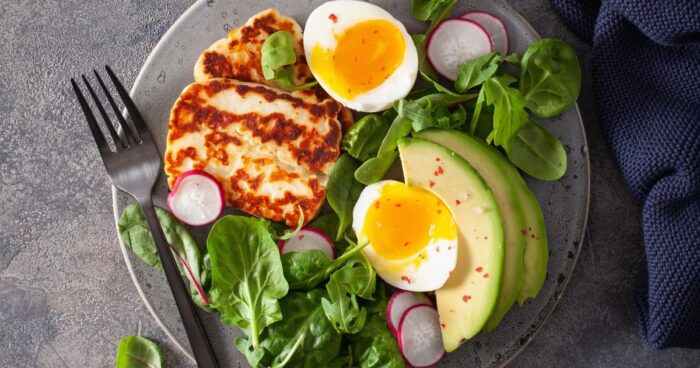 V keto dietě mohou být saláty ideálním jídlem, protože lze využít různorodé listové zeleniny, zdravé tuky a proteiny.
