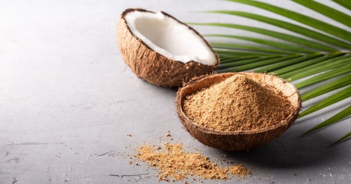 Kokosový cukr se vyznačuje se jemnou, lehce karamelovou chutí a světle hnědou až jantarovou barvou. 