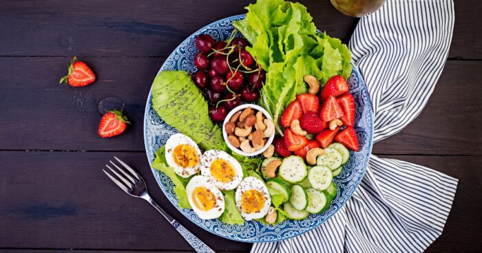 Paleo strava v receptech zahrnuje maso, ryby, ovoce, zeleninu, ořechy a semena.