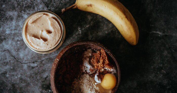 Příprava surovin na zdravý mugcake do mikrovlnky s banánem.