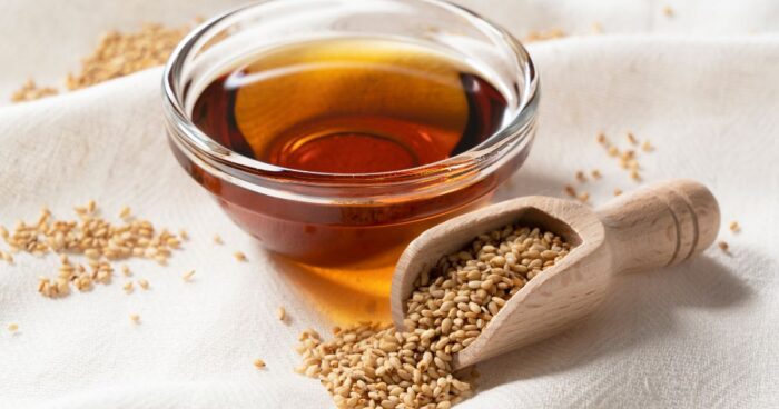 Samotný sezamový olej má dlouhou historii a je známý pro svou výživnou hodnotu a zdravotní přínosy. 
