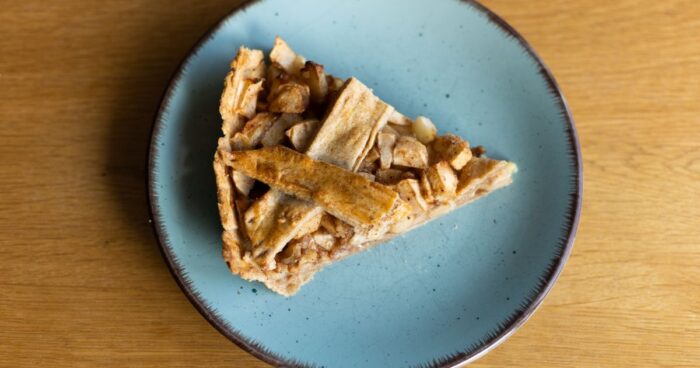 Vychutnejte si tento zdravý křehký jablečný koláč s vůní vlašských ořechů.