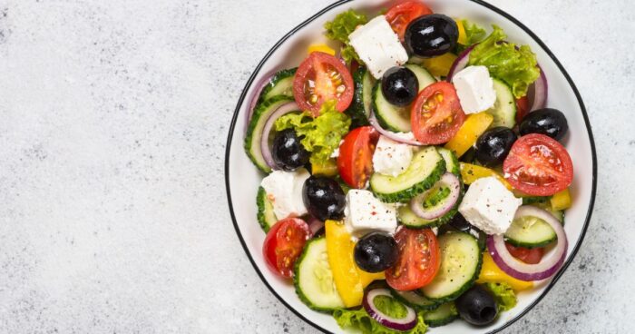 Osvěžující řecký salát s olivami, fetou a pikantním olivovým olejem.