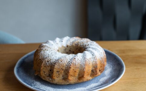 Recept: Jednoduchá hrníčková banánová bábovka s ořechy – sladká i bez cukru