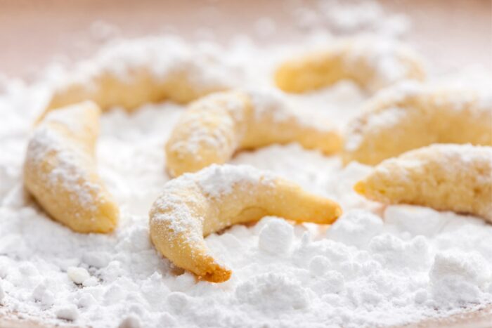 Křehké vanilkové rohlíčky obalujte ve vanilkovém nebo moučkovém cukru či jejich kombinaci.