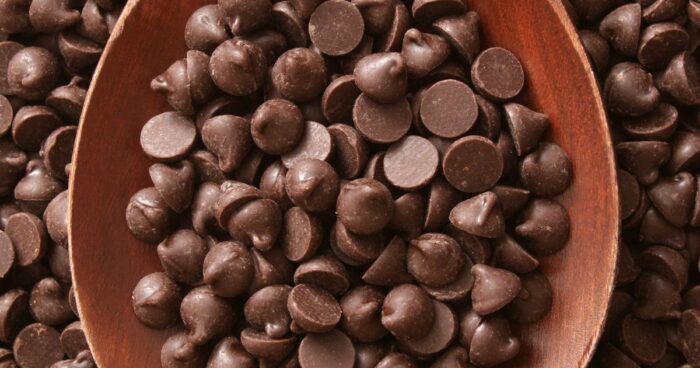 Do čokoládové fontány se používá speciální čokoláda přímo určená k výše popsanému procesu. Čokoláda do fontány má specifické vlastnosti, které umožňují její plynulé proudění a zachování správné konzistence. 