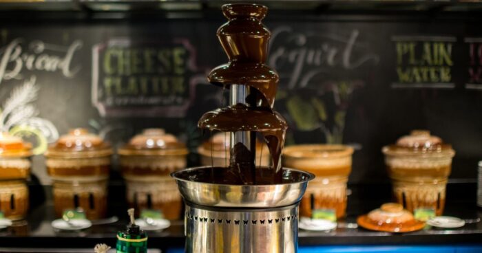 Na zředění čokolády do čokoládové fontány můžete použít kakaové máslo nebo rostlinný olej. Vždy musíte přísadu přidávat postupně a kontrolovat konzistenci čokolády