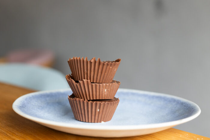 Domácí Reese’s: Recept na čokoládové košíčky plněné arašídovým máslem 