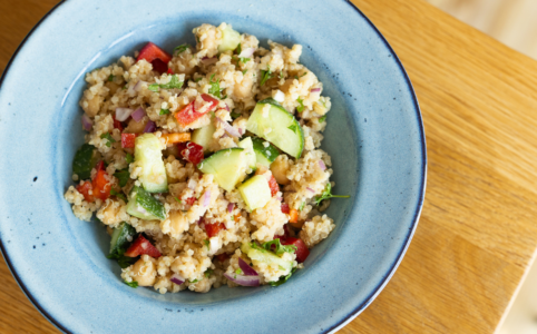 Recept: Dokonalý quinoa salát s cizrnou