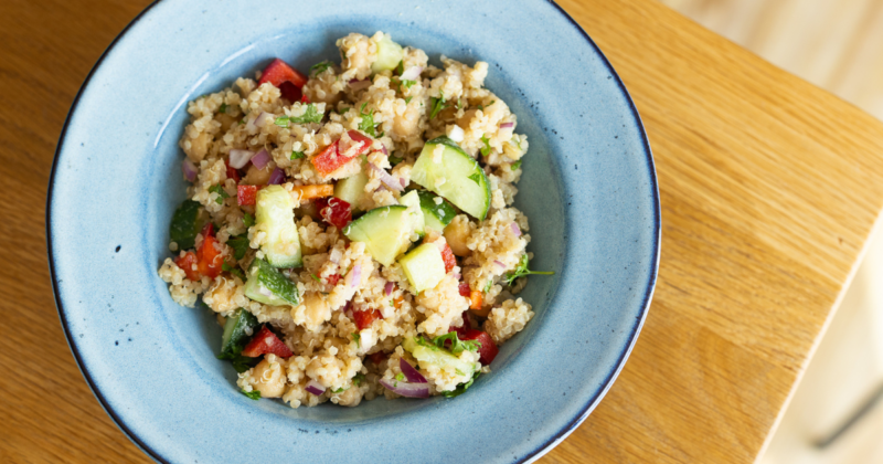 Recept: Dokonalý quinoa salát s cizrnou