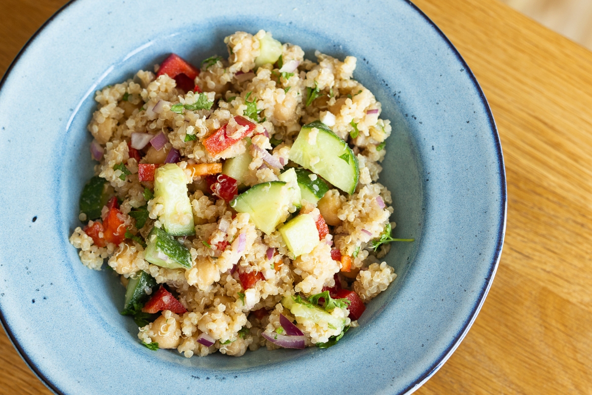 Recept: Dokonalý quinoa salát s cizrnou