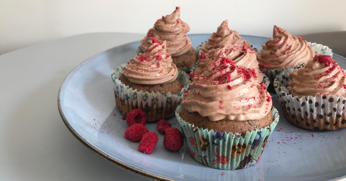 Recept: Vláčné čokoládové cupcakes s malinami
