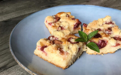 Recept: Hrníčková třešňová bublanina s drobenkou a ořechy