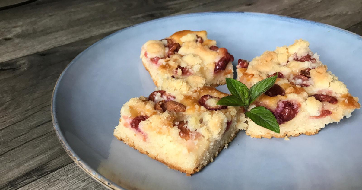 Recept: Hrníčková třešňová bublanina s drobenkou a ořechy