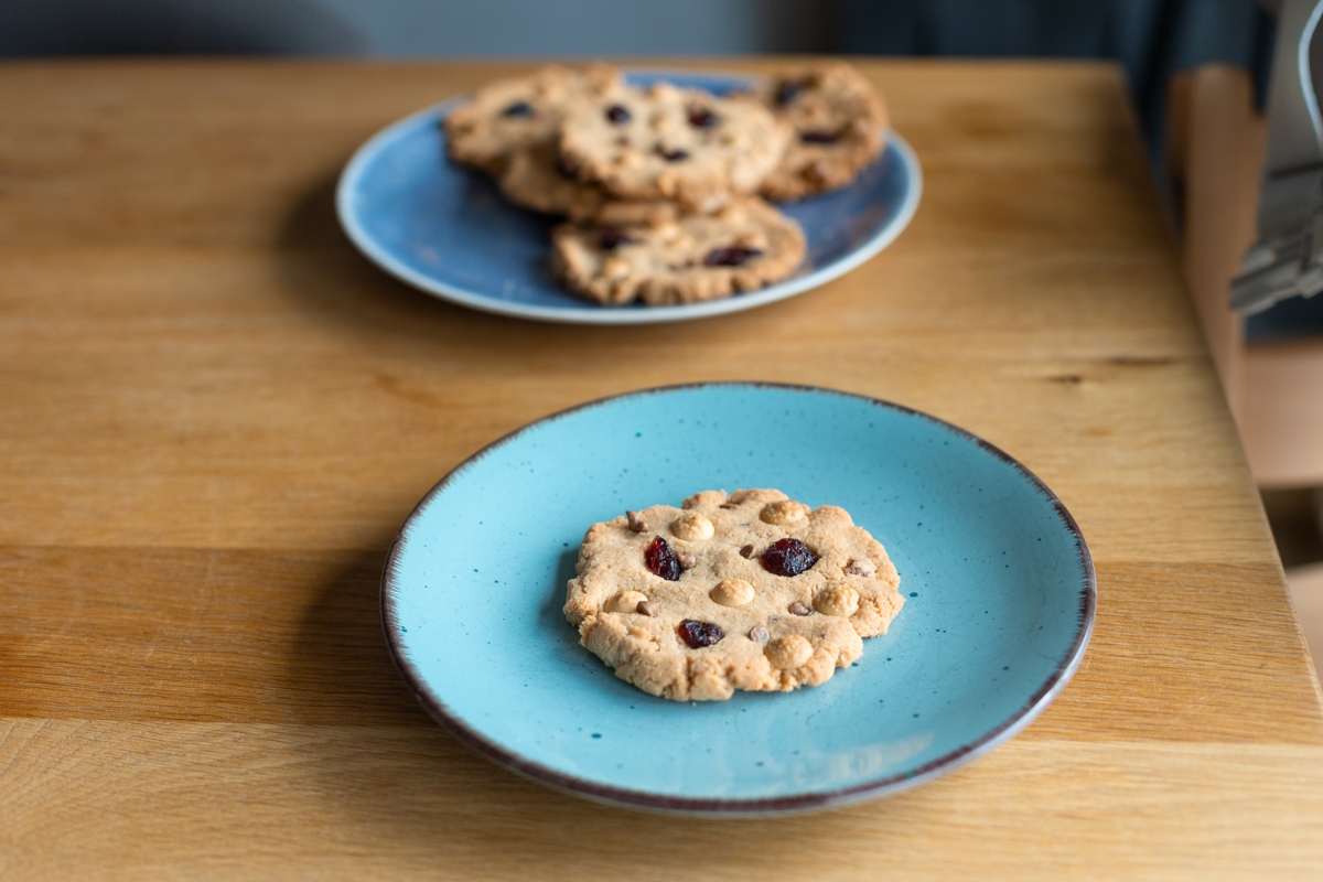 Keto recept na nízkosacharidové cookies s bílou čokoládou a brusinkami z mandlové mouky (bez lepku)